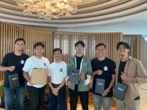 Dosen pembimbing tim mahasiswa ITS Dr Techn Prasetiyono Hari Mukti ST MT (tiga dari kiri) bersama para mahasiswa yang terlibat dalam pengembangan sistem kecerdasan buatan untuk membantu layanan di Kominfo