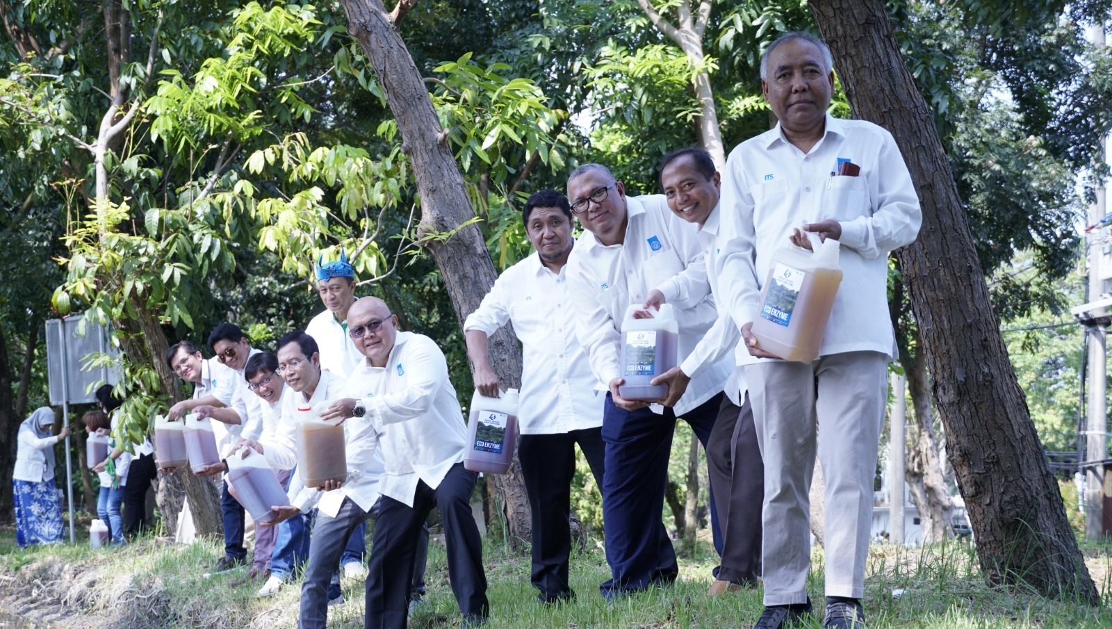 Sejumlah pimpinan ITS bersiap melakukan penuangan ekoenzim di Danau Delapan ITS dalam kegiatan ITS Eco Enzym 2023