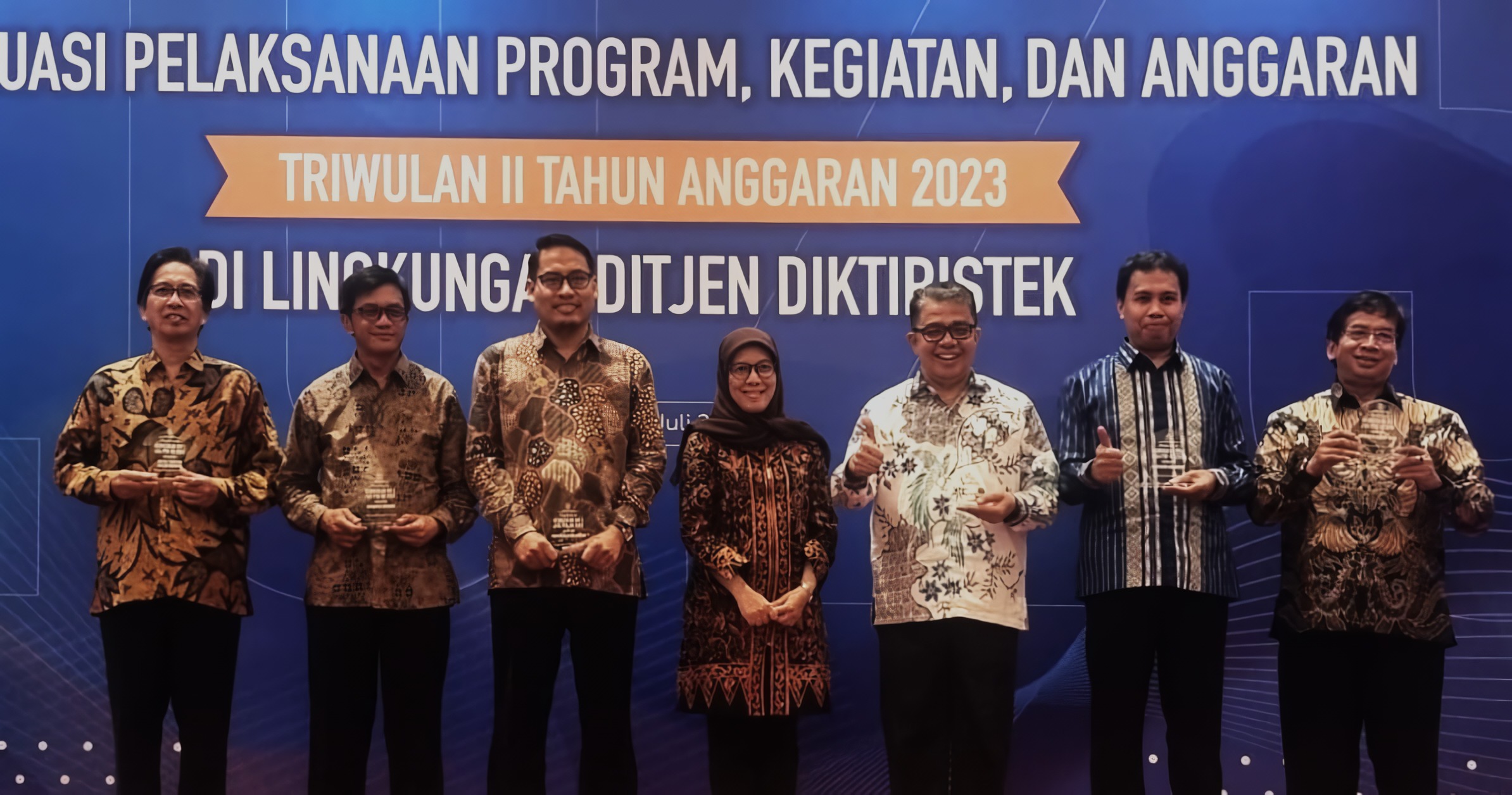 (kiri) Rektor Institut Teknologi Sepuluh Nopember, Prof Dr Ir Mochamad Ashari MEng IPU AEng menerima penghargaan atas keberhasilan ITS meraih posisi tertinggi IKU Liga PTN-BH