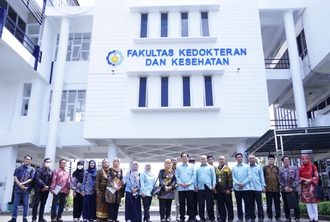 Jajaran Pimpinan ITS dan Tim Kementerian Kesehatan saat visitasi ke Gedung Fakultas Kedokteran dan Kesehatan ITS