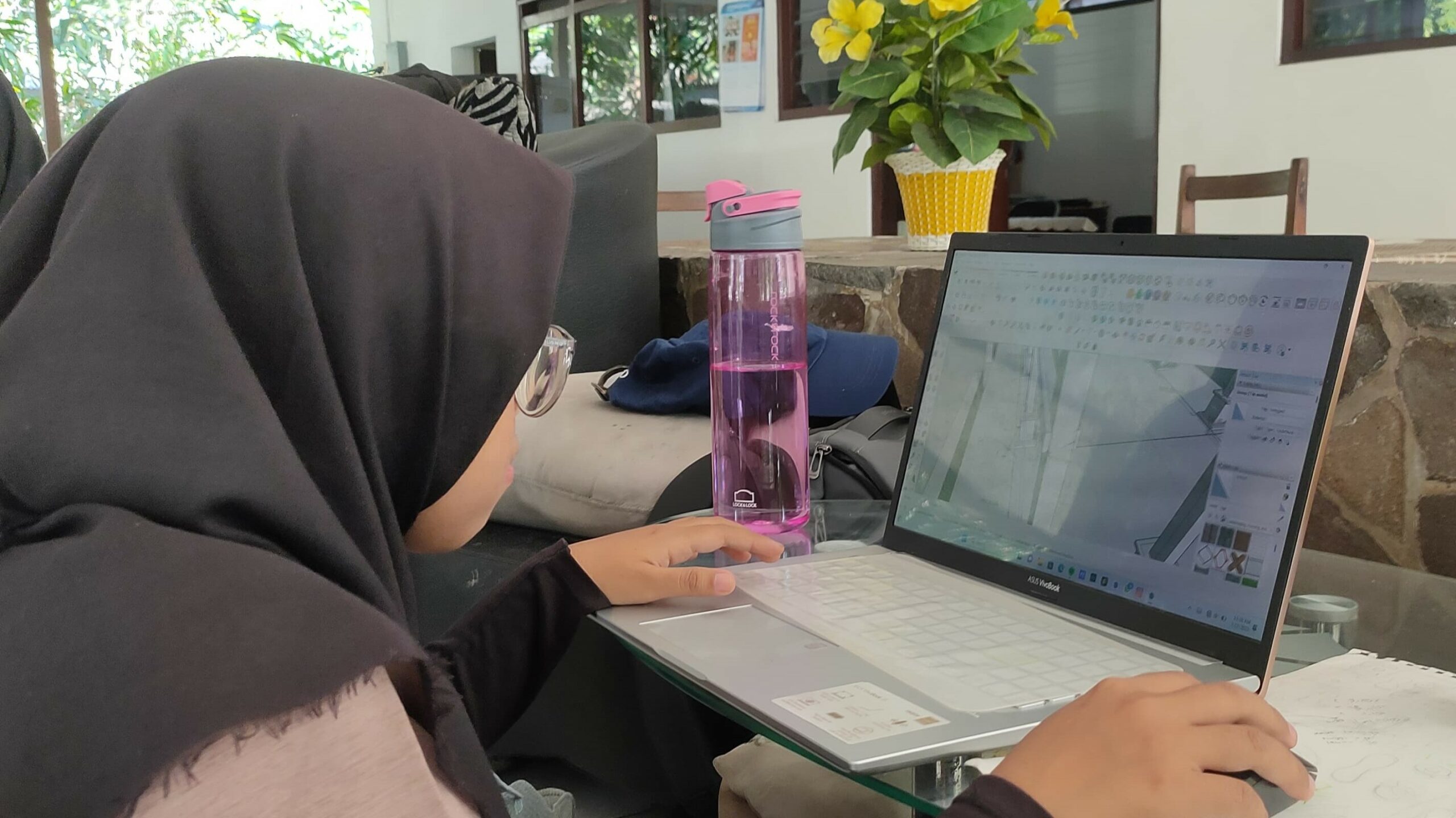 Gambar mahasiswi ITS merancang skema bangunan