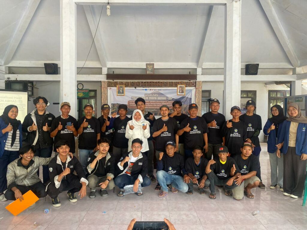 Gambar Tim KKN Abmas ITS saat sosialisasi kepada pengrajin batako di Desa Sumberwuluh