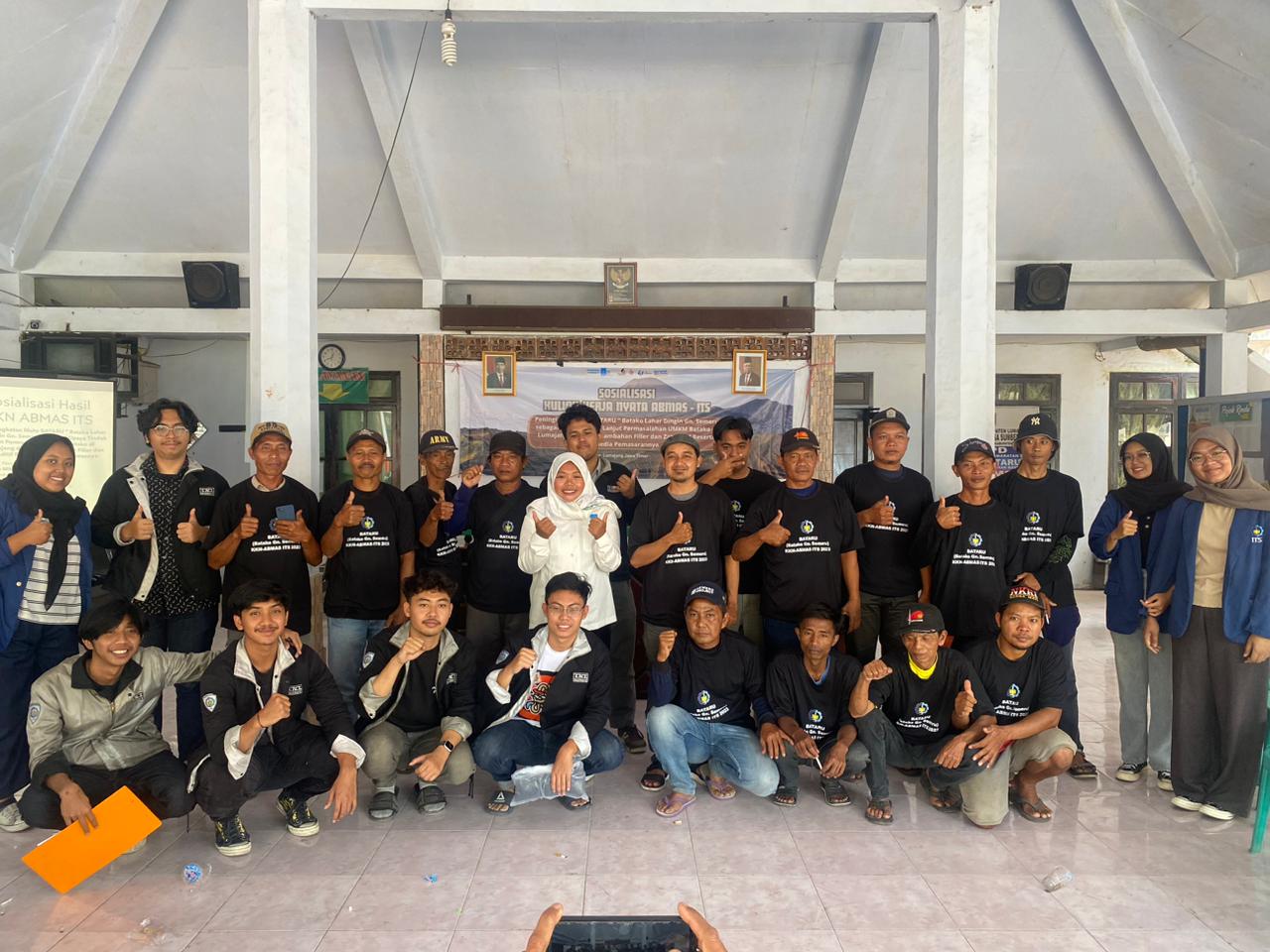 Gambar Tim KKN Abmas ITS saat sosialisasi kepada pengrajin batako di Desa Sumberwuluh