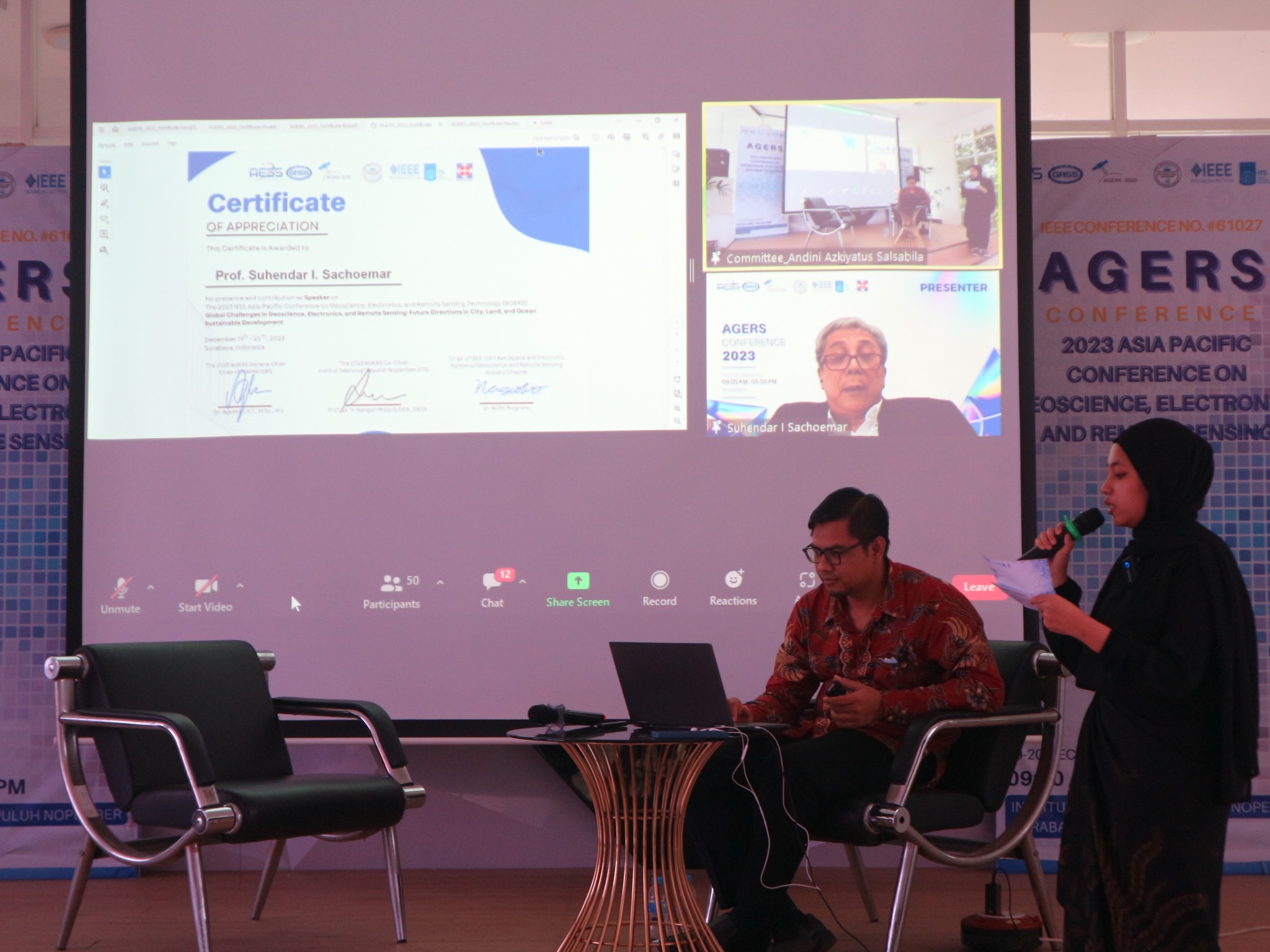 Moderator kegiatan, Prof Lalu Muhamad Jaelani ST MSc PhD ketika memberikan sertifikat penghargaan secara simbolis kepada speakers AGERS 2023 yang hadir secara daring