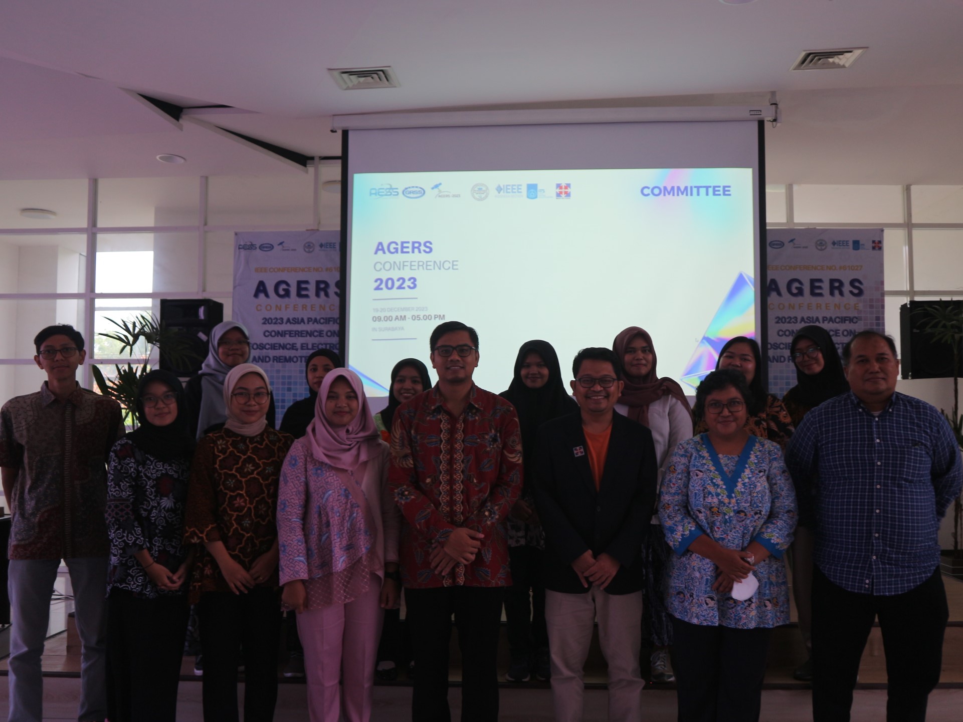 Prof Lalu Muhamad Jaelani ST MSc PhD (tengah, memakai batik) ketika berfoto bersama dengan peserta konferensi AGERS 2023 yang hadir secara luring