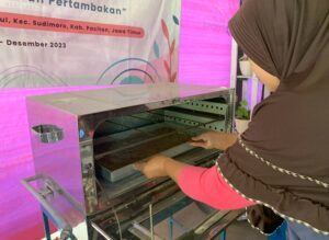 Foto warga Desa Pagerkidul menjajal pembuatan kitosan