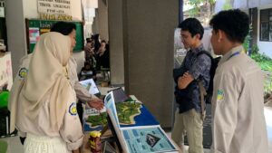 Prof-Ir-Arseto-Yekti-Bagastyo-ST-MT-MPhil-PhD-ketika-mengunjungi-hasil-karya-mahasiswa