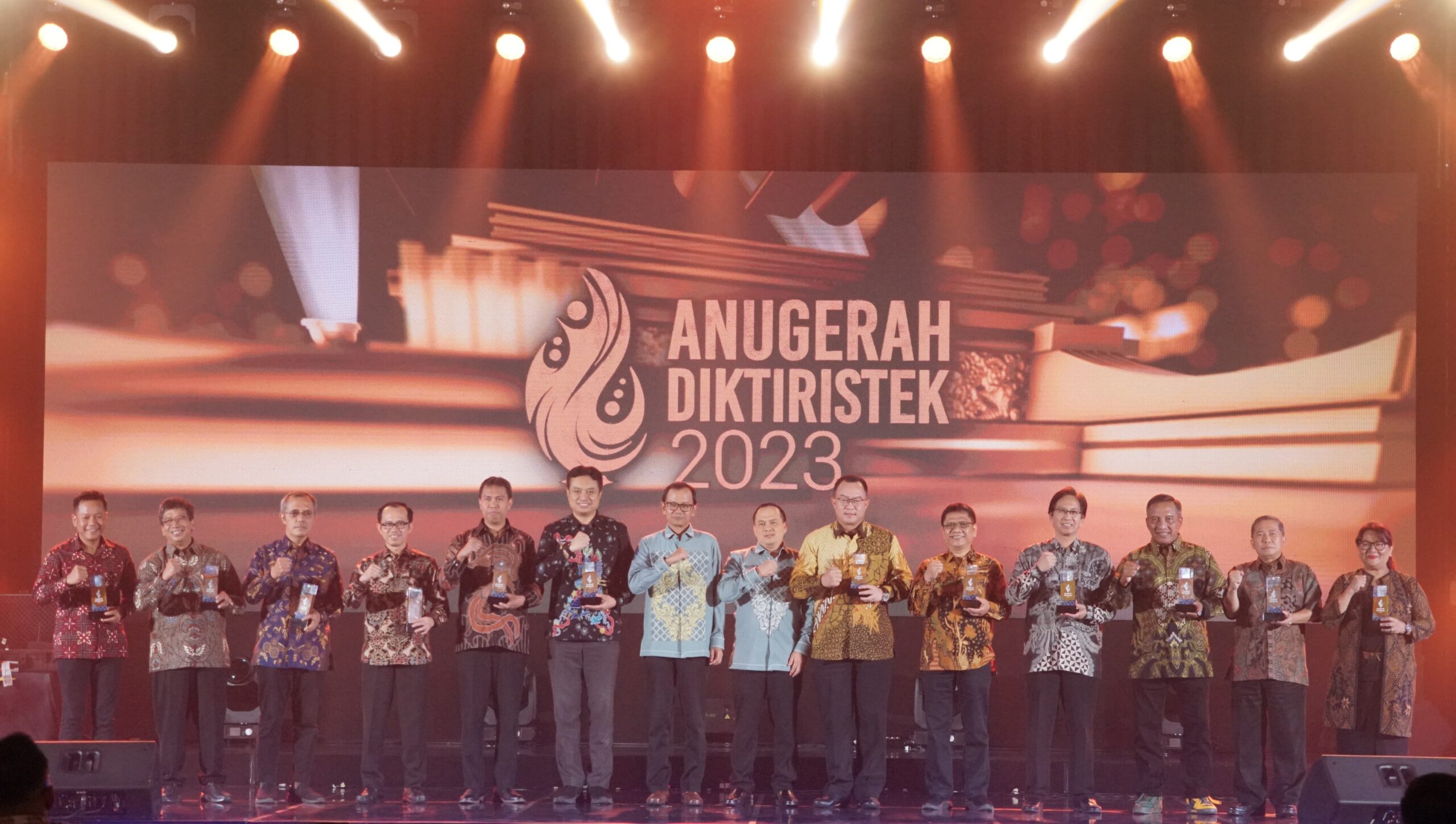 Gambar Rektor ITS mendapat penghargaan Anugerah Diktiristek 2023