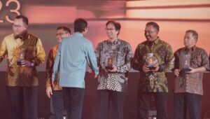 Rektor ITS menerima ucapan selamat dari Plt Direktur Jenderal Diktiristek
