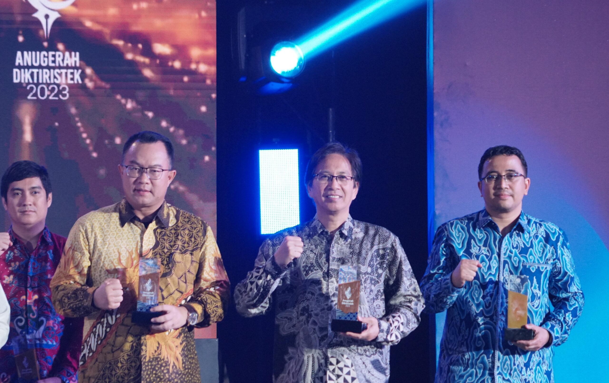 Rektor ITS menerima penghargaan dalam Anugerah Diktiristek 2023 di Jakarta