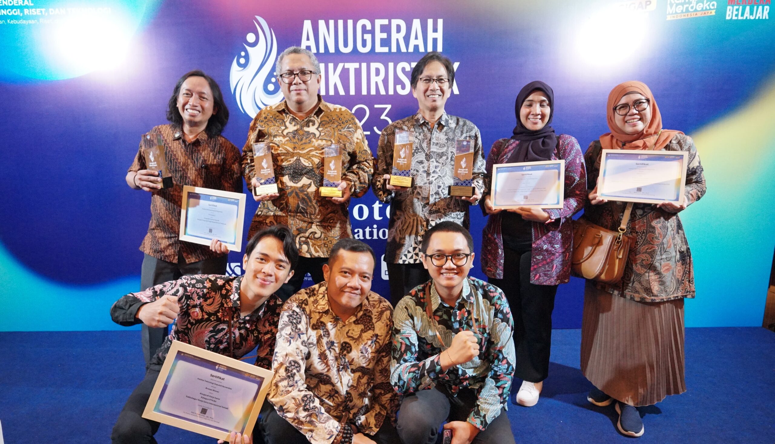 Gambar Rektor ITS dan Wakil Rektor bidang III