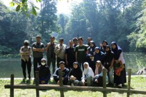 Mahasiswa tim KKN Abmas ITS ketika berkolaborasi dengan RPTN Ranu Darungan dalam mengabdi kepada masyarakat melakukan pembersihan Danau Ranu Darungan