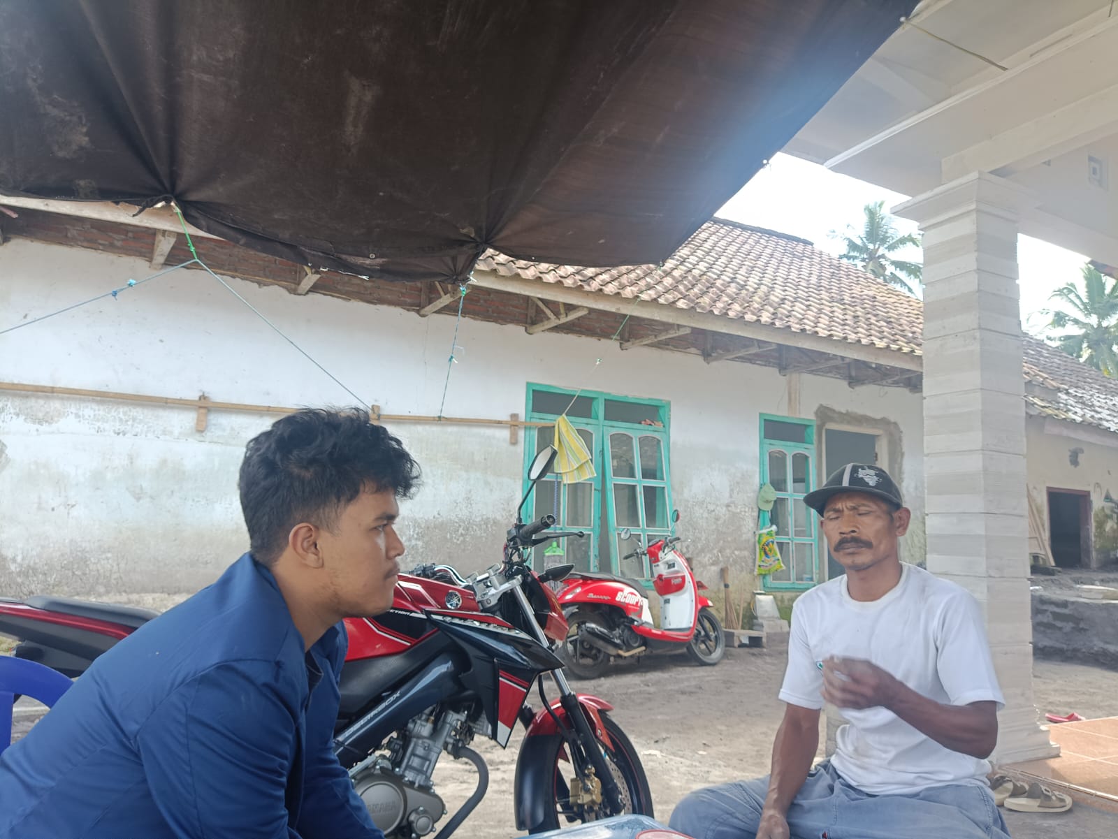 Gambar Tim KKN Abmas ITS sedang melakukan observasi lapangan kepada pengrajin batako