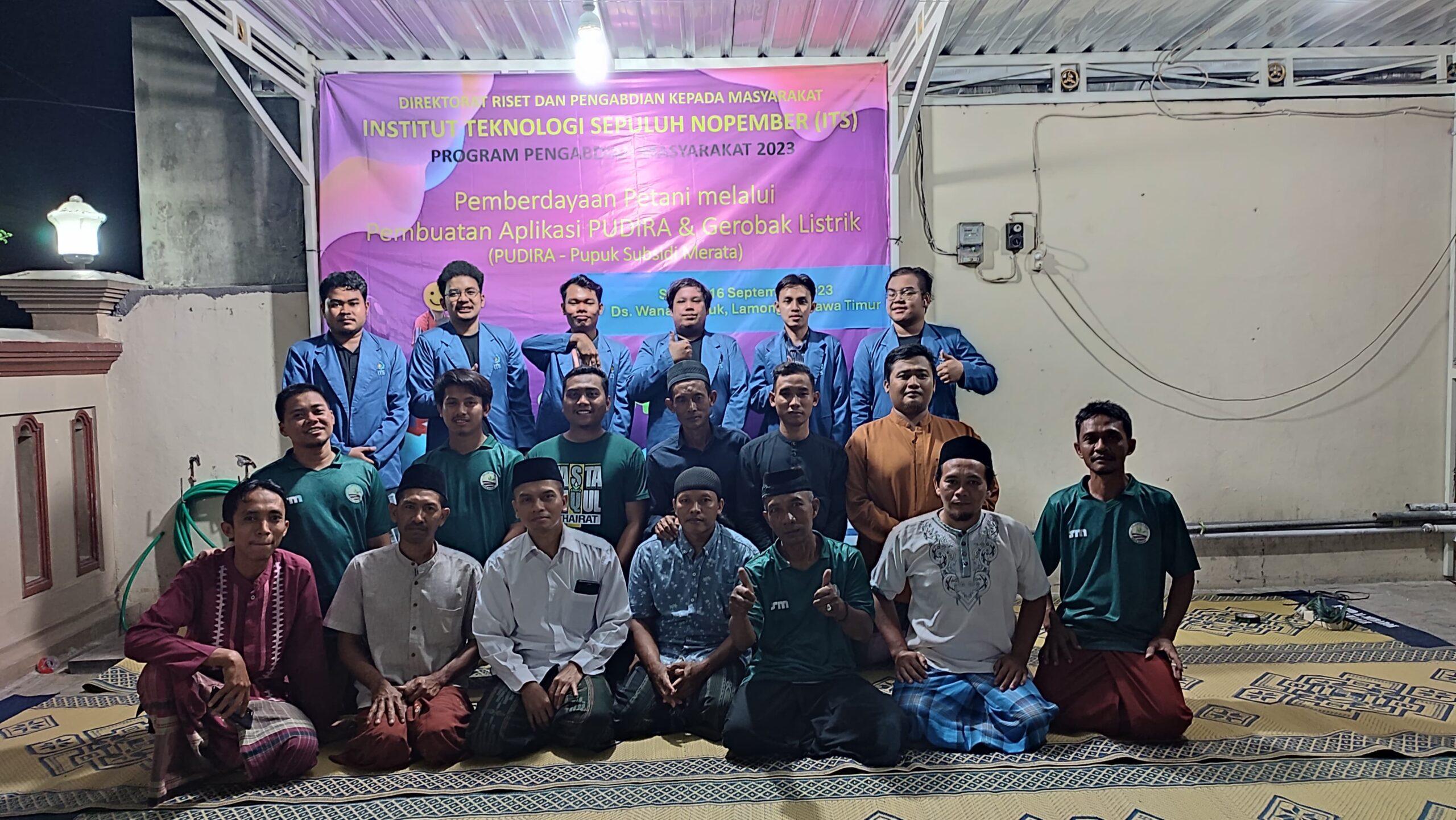 Anggota tim KKN Abmas ITS bersama warga Desa Wanar, Lamongan usai melakukan pengabdian