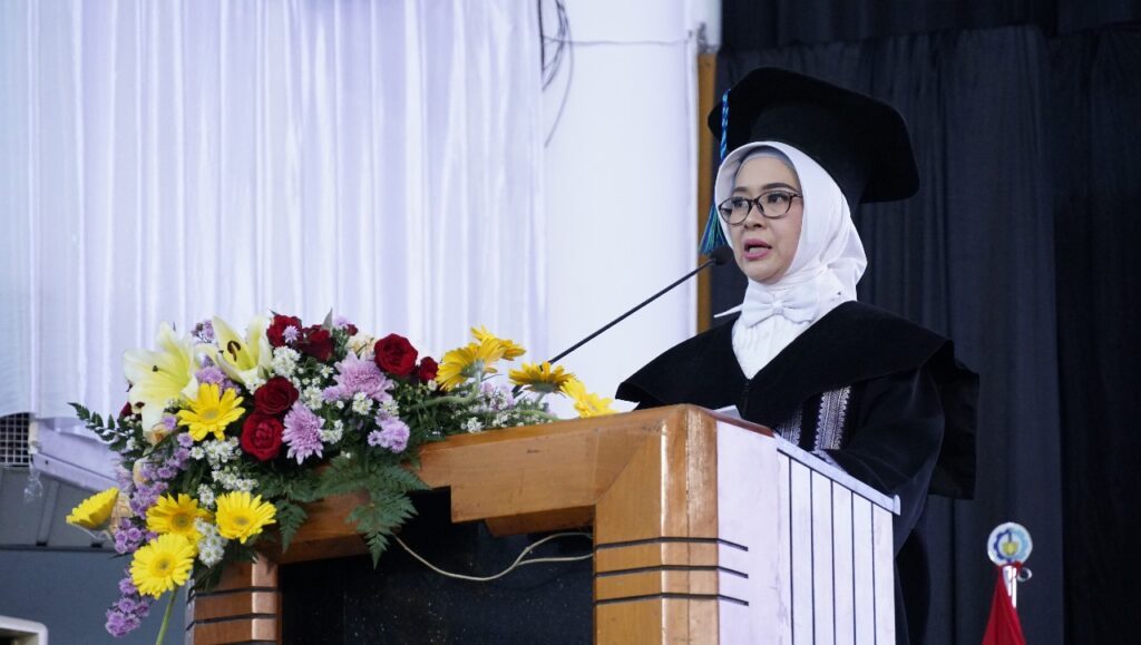 Prof Dr Wiwiek Hendrowati ST MT saat menyampaikan orasi ilmiahnya mengenai rekayasa peredam getaran dinamis pada boring bar untuk keakurasian dan kepresisian di industri manufaktur