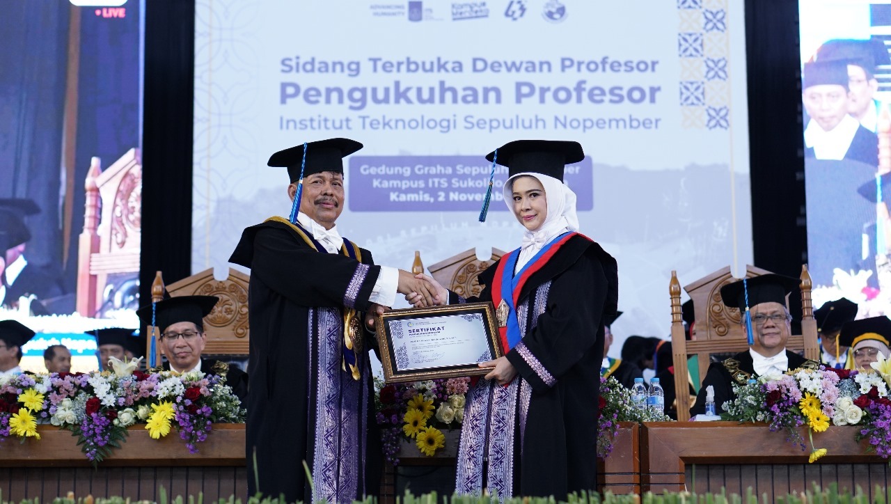 Prosesi penyerahan sertifikat kepada Guru Besar ke-180 ITS Prof Dr Wiwiek Hendrowati ST MT (kanan) oleh Ketua Dewan Profesor ITS Prof Dr Ir Imam Robandi MT