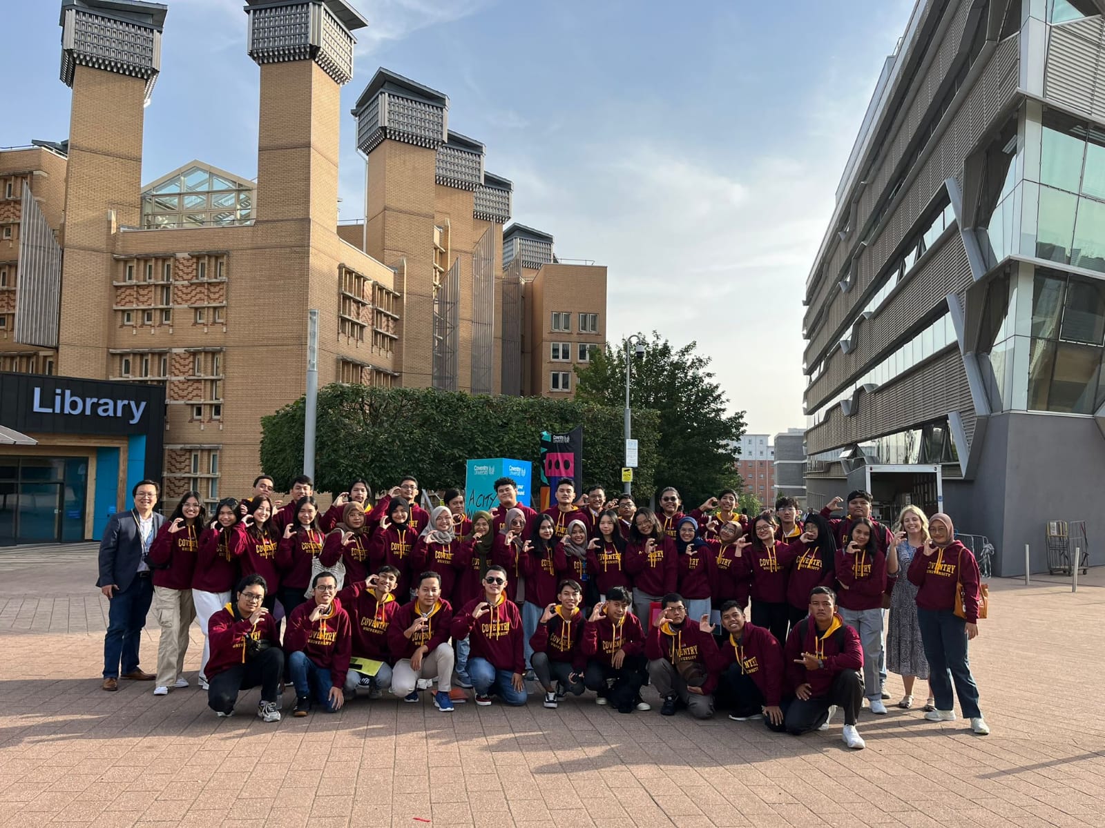 Gambar Khosyi bersama rekan-rekan awardee IISMA