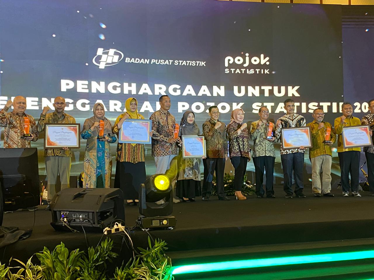 Pojok Statistik ITS - BPS Provinsi Jatim saat menerima penghargaan sebagai Pojok Statistik Terbaik pada ajang Penyelenggaraan Pojok Statistik 2023 di Jakarta