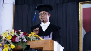 Prof Heri Suryoatmojo ST MT PhD pada saat memaparkan orasi ilmiahnya berjudul Manfaat dan Tantangan AI dalam Sistem Kendaraan Listrik Modern