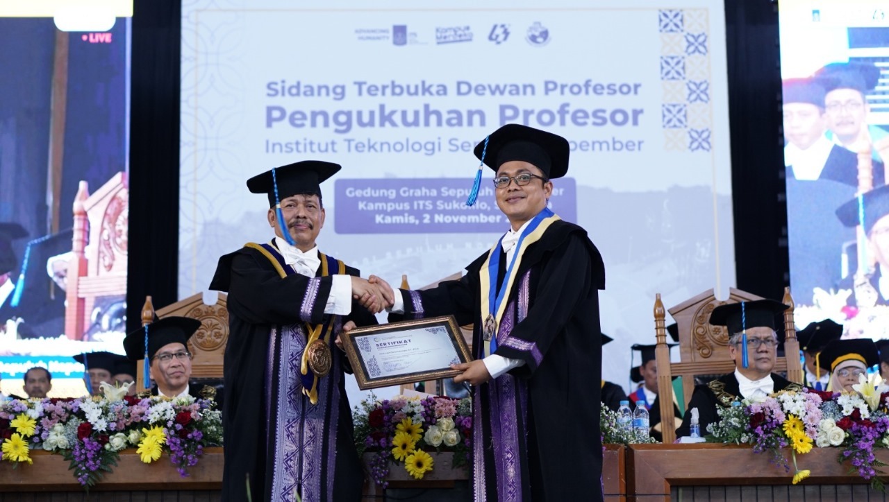 Pengukuhan Prof Heri Suryoatmojo ST MT PhD (kanan) sebagai Profesor ke-182 ITS dalam bidang Ilmu Sistem Penggerak Elektrik