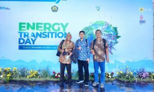 Prof Heri Suryoatmojo ST PhD (kanan) saat mengikuti seminar internasional The Energy Transition Day di Bali