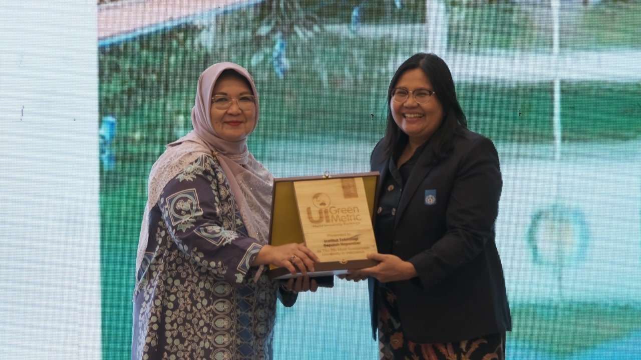 Ketua Unit Pengembangan Smart Eco Campus ITS Dr Susi Agustina Wilujeng ST MT (kanan) ketika menerima penghargaan UI Greenmetric 2023