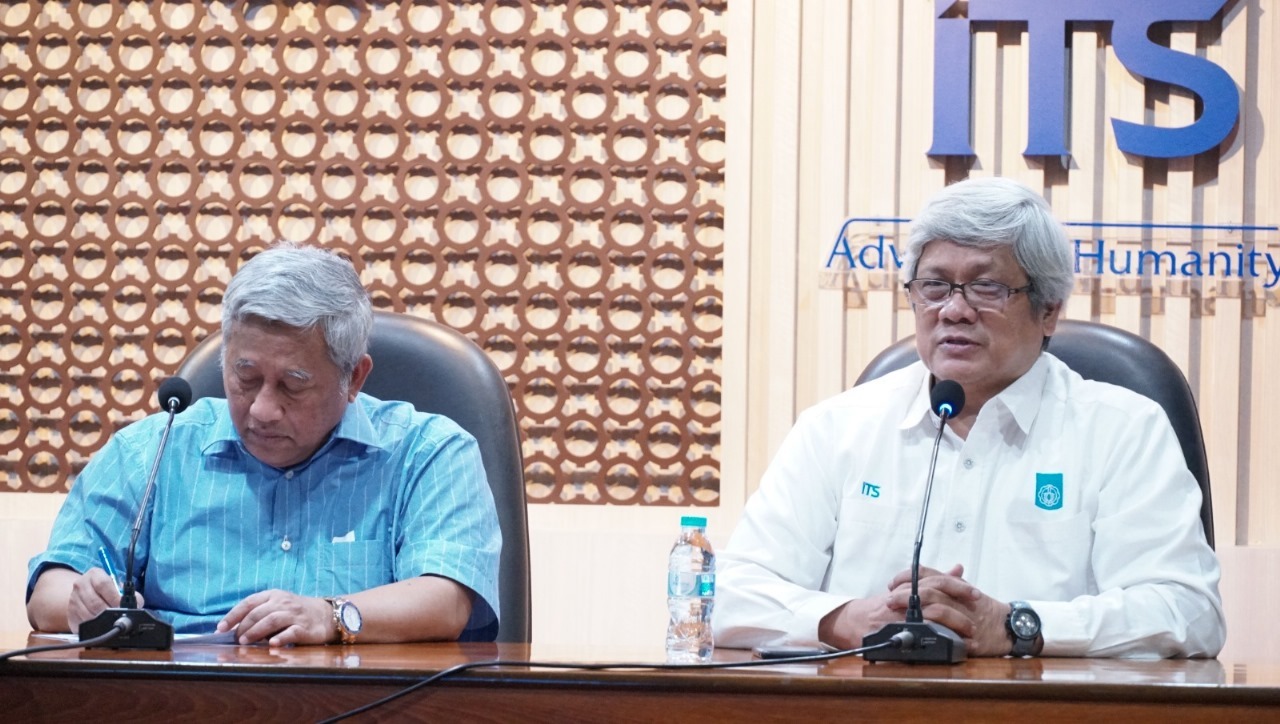 Ketua Senat Akademik ITS Prof Dr Syafsir Akhlus MSc (kanan) memaparkan proses selanjutnya untuk pemilihan rektor ITS periode 2024 - 2029