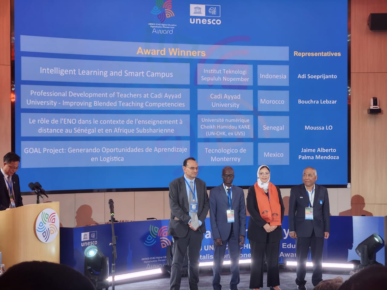 Wakil Rektor I Bidang Akademik dan Kemahasiswaan ITS Prof Dr Ir Adi Soeprijanto MT (kanan) bersama perwakilan dari perguruan tinggi lain saat menerima penghargaan dari UNESCO di China