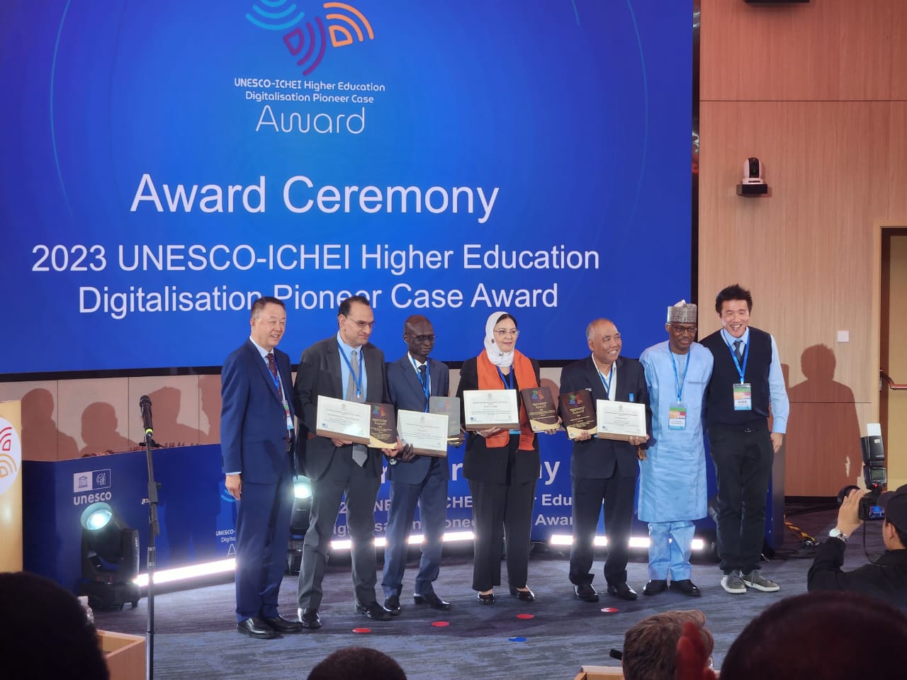 Wakil Rektor I Bidang Akademik dan Kemahasiswaan ITS Prof Dr Ir Adi Soeprijanto MT (tiga dari kanan) saat menerima penghargaan UNESCO-ICHEI Higher Education Digitalization Pioneer