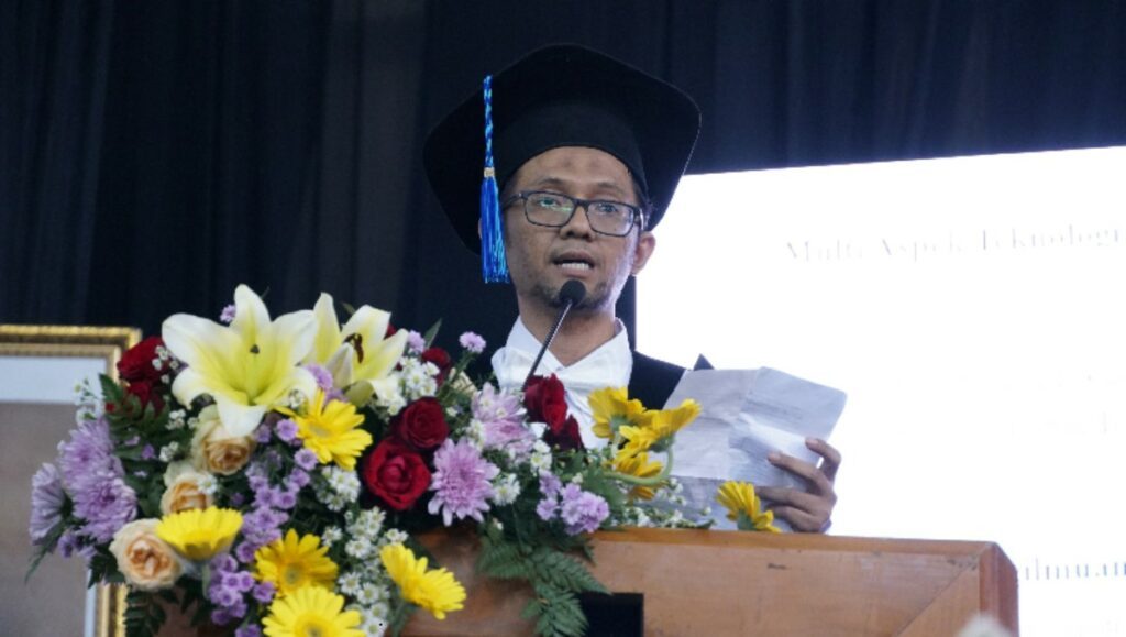 Prof Mokhamad Nur Cahyadi ST MSc PhD sedang memaparkan orasi ilmiahnya berjudul Multi Aspek Teknologi Satelit Sistem Satelit Navigasi Global (GNSS) untuk Kemajuan dan Kemandirian Bangsa
