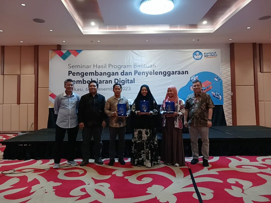 Penerimaan penghargaan P3D Dikti yang diberikan oleh perwakilan Ditjen Dikti kepada Henning Titi Ciptaningtyas SKom MKom (tiga dari kanan)