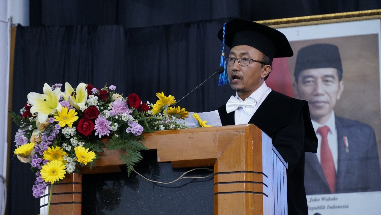 Prof Dr Agung Purniawan ST MEng dari Departemen Teknik Material dan Metalurgi ITS sebagai Guru Besar ke-184 ITS ketika memberikan orasi ilmiah
