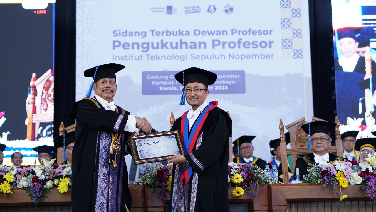 Prof Agung Purniawan ST MEng (kanan) ketika menerima sertifikat pengukuhan menjadi Guru Besar ke-184 ITS oleh Ketua Dewan Profesor ITS Prof Dr Imam Robandi MT