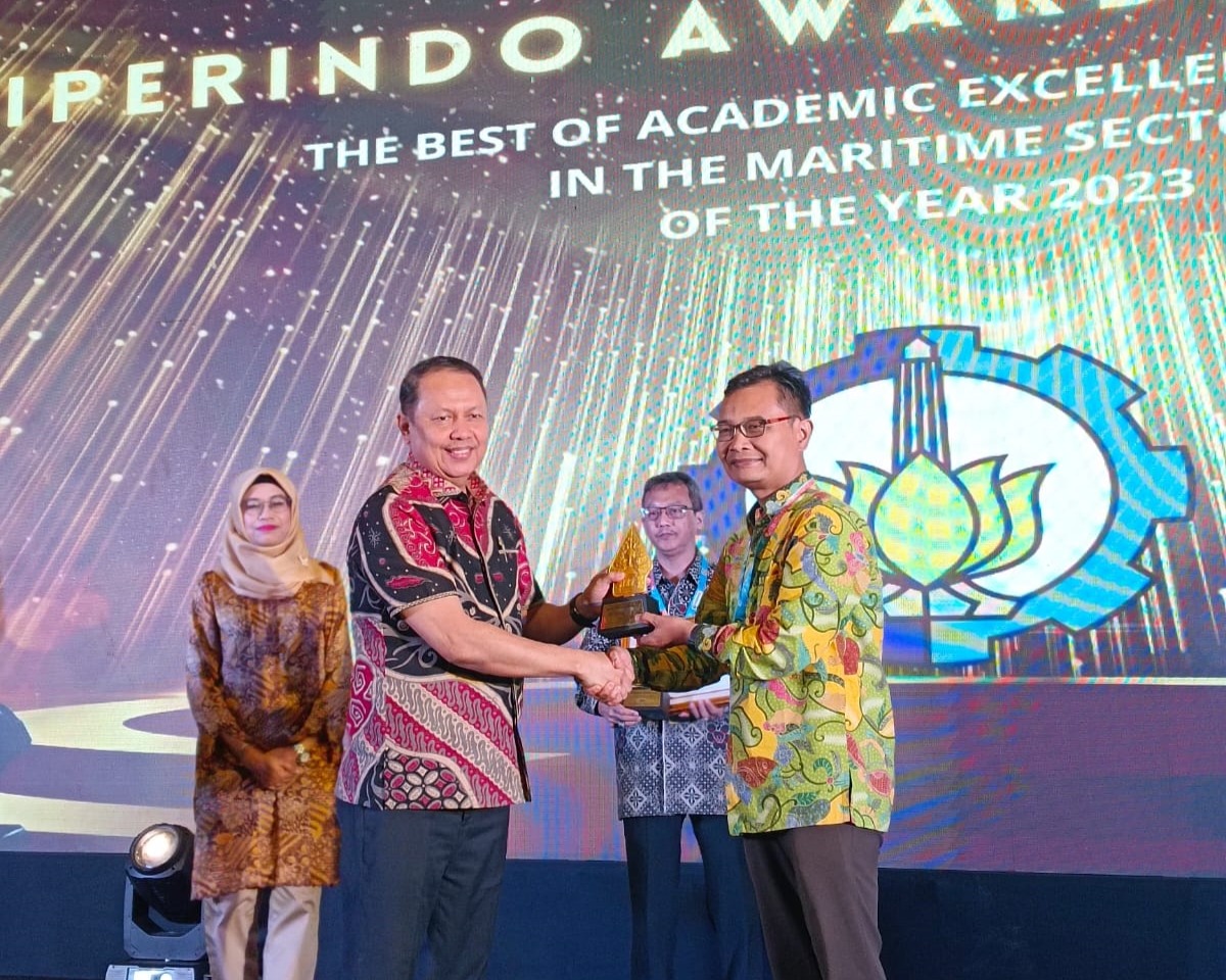 Dekan FTK ITS Dr Eng Trika Pitana ST MSc (kanan) mewakili Fakultas Teknologi Kelautan (FTK) ITS menerima penghargaan dari IPERINDO