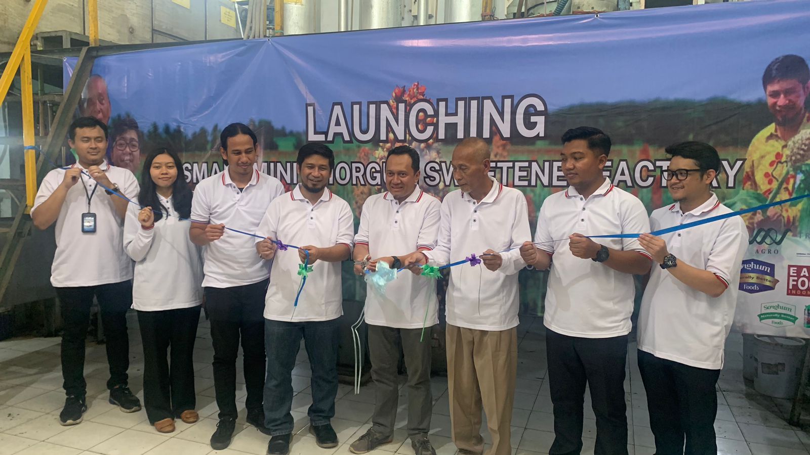 Peresmian Smart Mini Sorghum Sweetener Factory yang diwakili oleh Direktur Inovasi dan Kawasan Sains Teknologi (DIKST) ITS Agus Muhammad Hatta ST MSi PhD (tengah pegang gunting)
