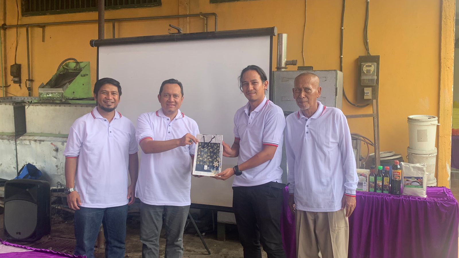 Penyerahan cinderamata oleh Direktur Inovasi dan Kawasan Sains Teknologi ITS Agus Muhammad Hatta ST MSi PhD (dua dari kiri) kepada perwakilan direksi CV Agriutama