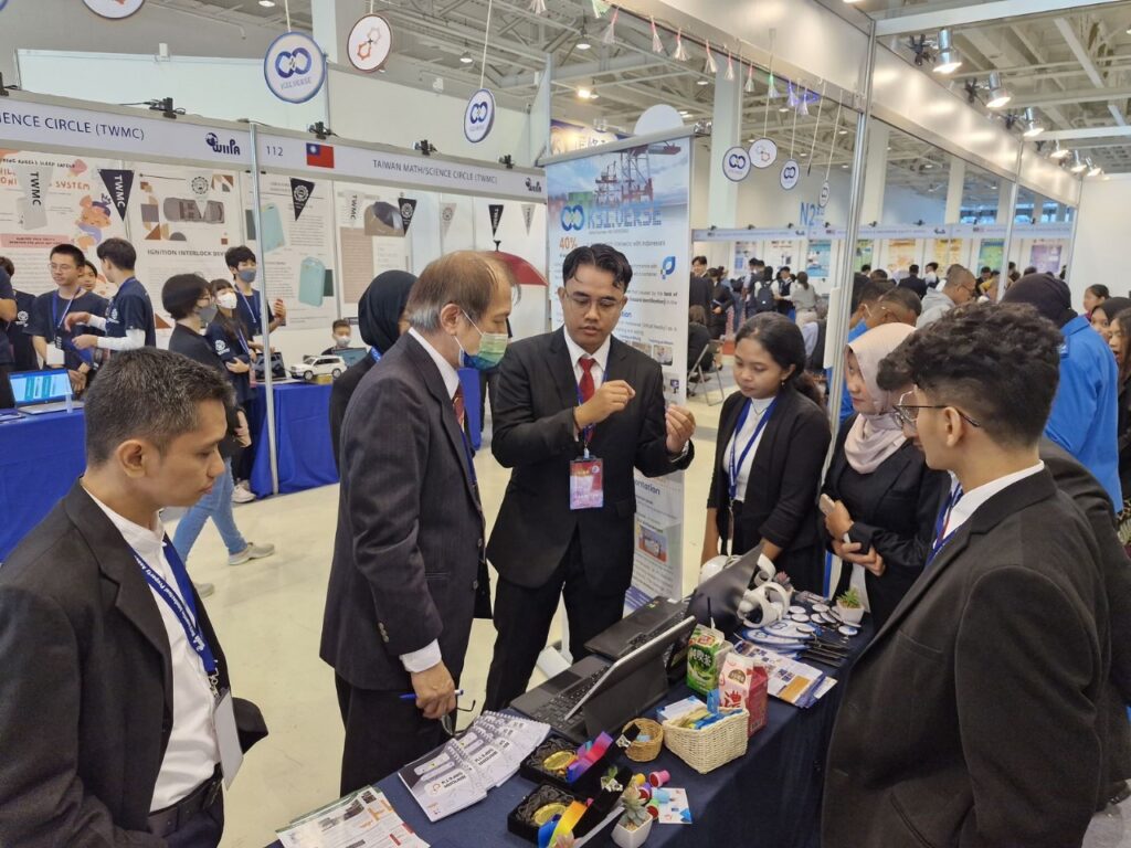 MF Kedaireka ITS Team x PT Pelindo TPK saat menjelaskan inovasi K3I.verse kepada dewan juri yang berkunjung ke booth K3I.verse ITS