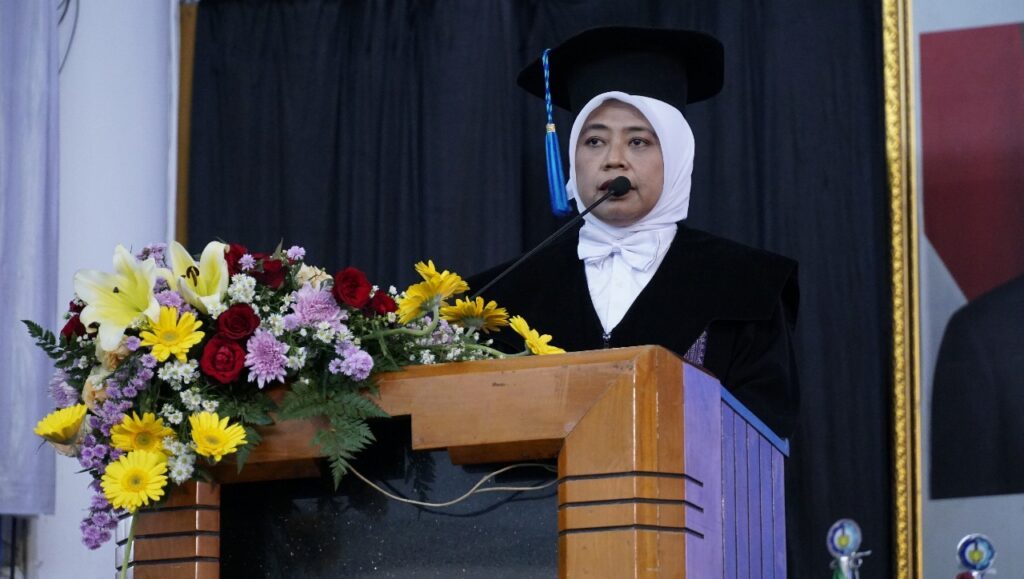 Prof Dr Ir Titiek Suryani MT saat memaparkan orasi ilmiahnya yang berjudul Peran Pengolahan Sinyal Komunikasi dalam Perkembangan Teknologi Telekomunikasi Indonesia