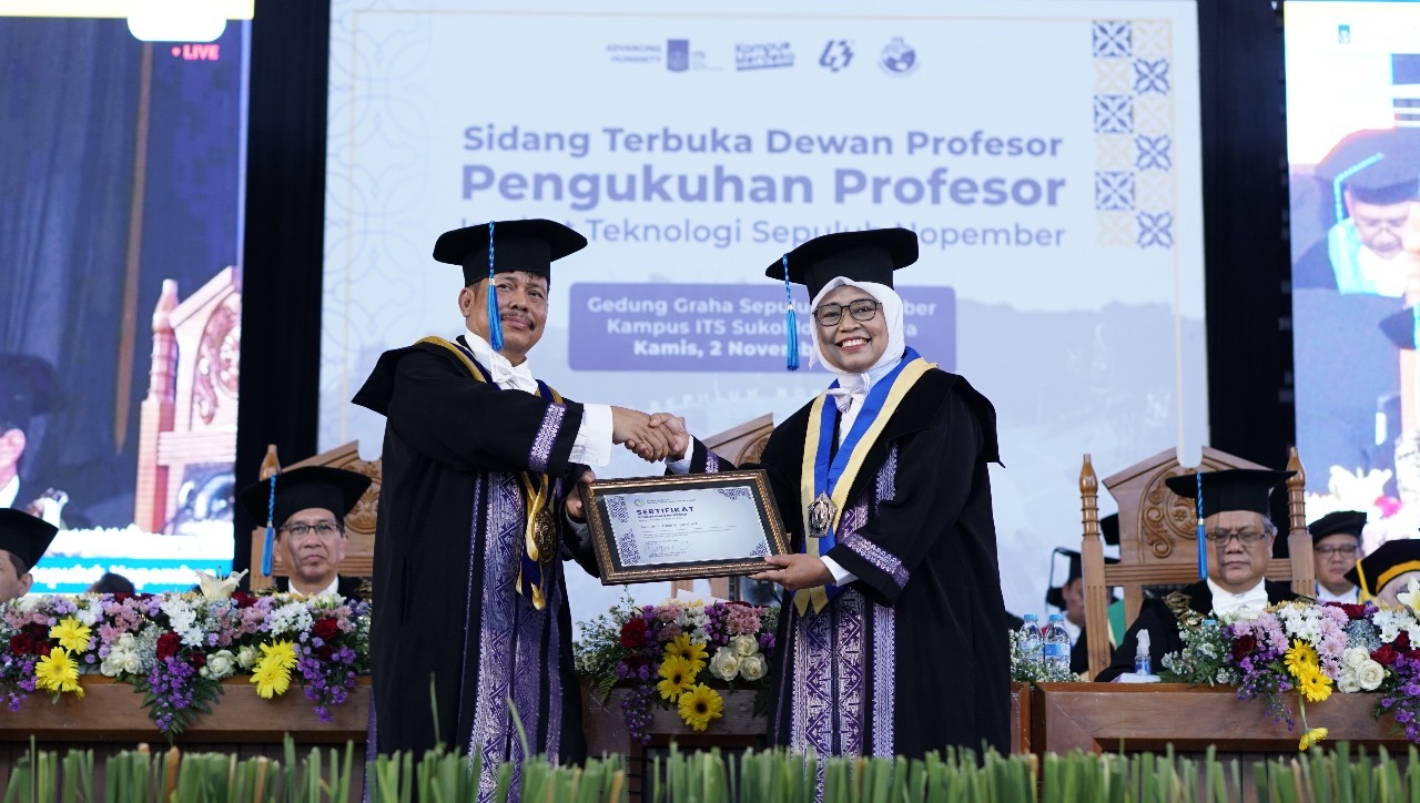Ketua Dewan Profesor ITS Prof Dr Ir Imam Robandi MT (kiri) menyerahkan sertifikat pengukuhan kepada Profesor ke-185 ITS Prof Dr Ir Titiek Suryani MT