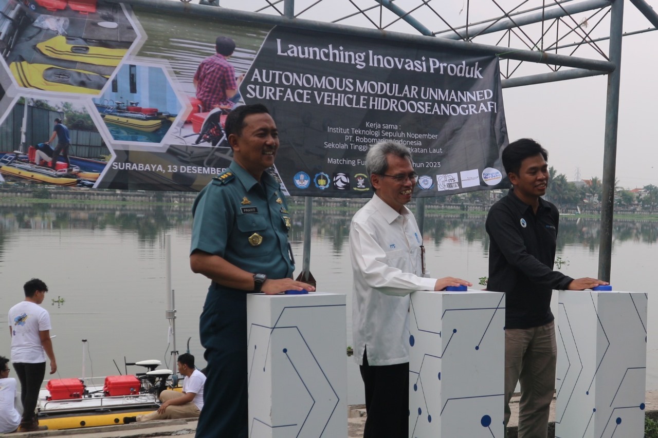 Para perwakilan ITS dan mitra ITS saat melakukan simbolisasi peluncuran prototype inovasi kapal autonomous di tepi Bozem Kodiklatal, Surabaya
