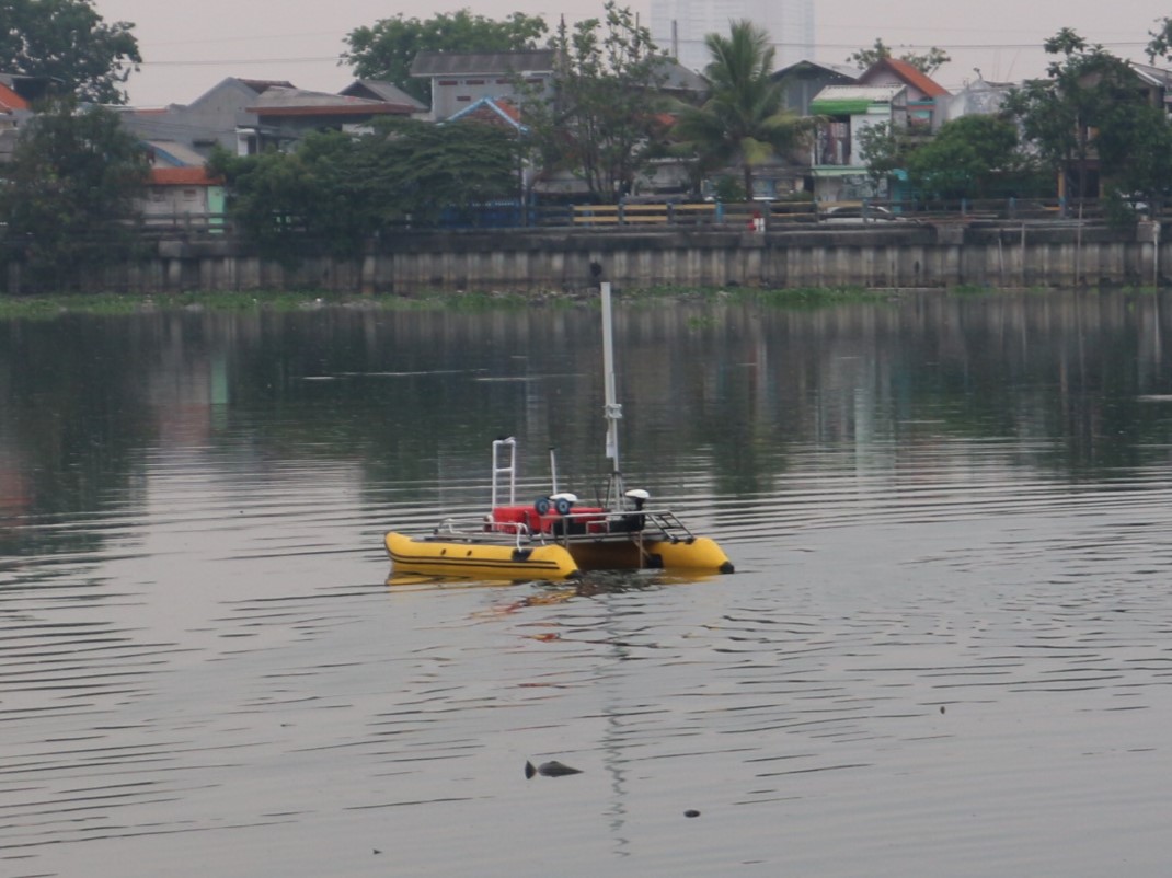 Prototype kapal autonomous modular Unmanned Surface Vehicle (USV) Hidrooseanografi buatan ITS dan RMI saat uji coba di atas bozem Kodiklatal, Surabaya