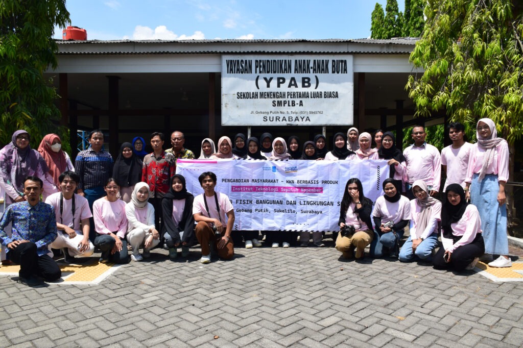 Gambar tim KKN Abmas ITS dan pengelola Sekolah YPAB