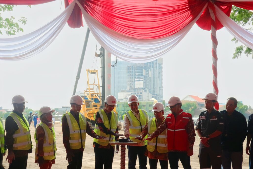 Gambar jajaran pimpinan dan mitra ITS ketika menekan sirine