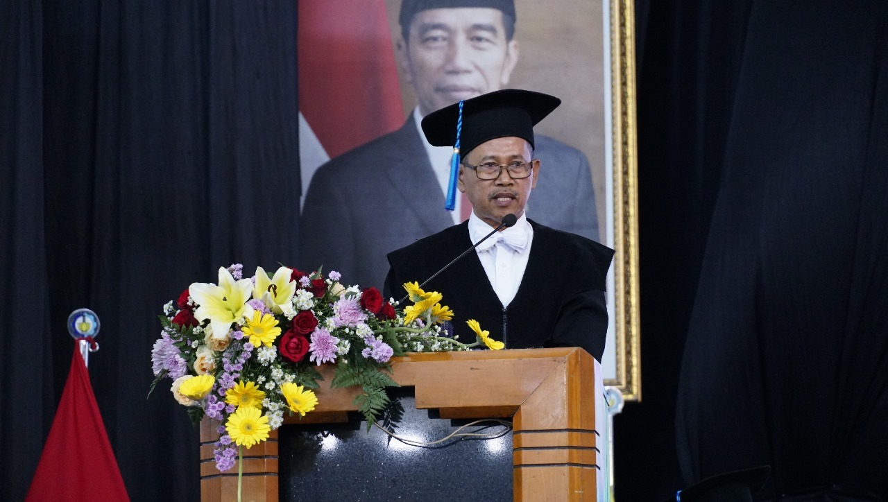 Prof Dr Ir Mokh Suef MScEng ketika menyampaikan orasi ilmiahnya dalam pengukuhan sebagai Guru Besar ke-186 ITS