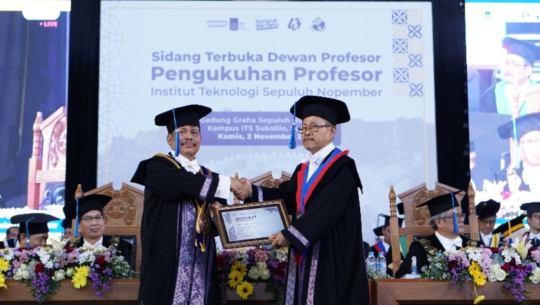 Ketua Dewan Profesor ITS Prof Dr Imam Robandi MT (kiri) ketika menyerahkan sertifikat pengukuhan Guru Besar ITS ke-186 kepada Prof Dr Ir Mokh Suef MScEng