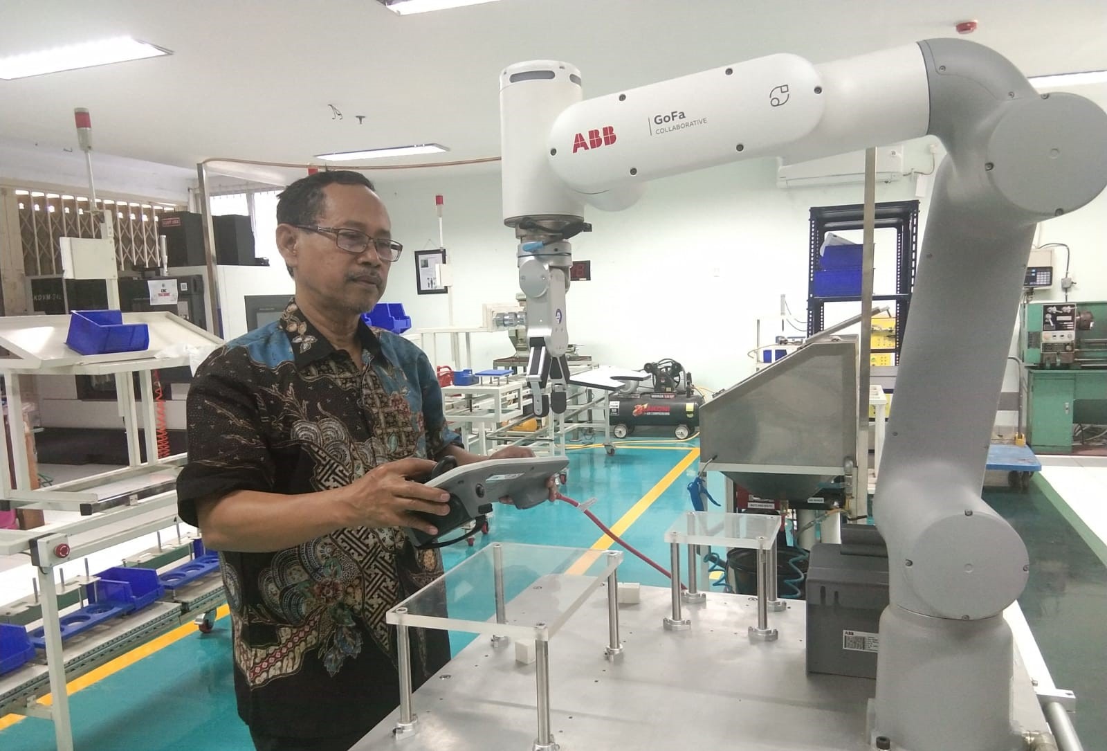 Prof Dr Ir Mokh Suef MScEng ketika sedang melakukan aktivitas di Laboratorium Sistem Manufaktur ITS guna menunjang penelitiannya