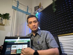 Ketua Tim MF Kedaireka ITS x Pelindo TPK Dr Adithya Sudiarno IDipNEBOSH GradlOSH ketika menjelaskan fitur-fitur yang terdapat pada Bandar Safety