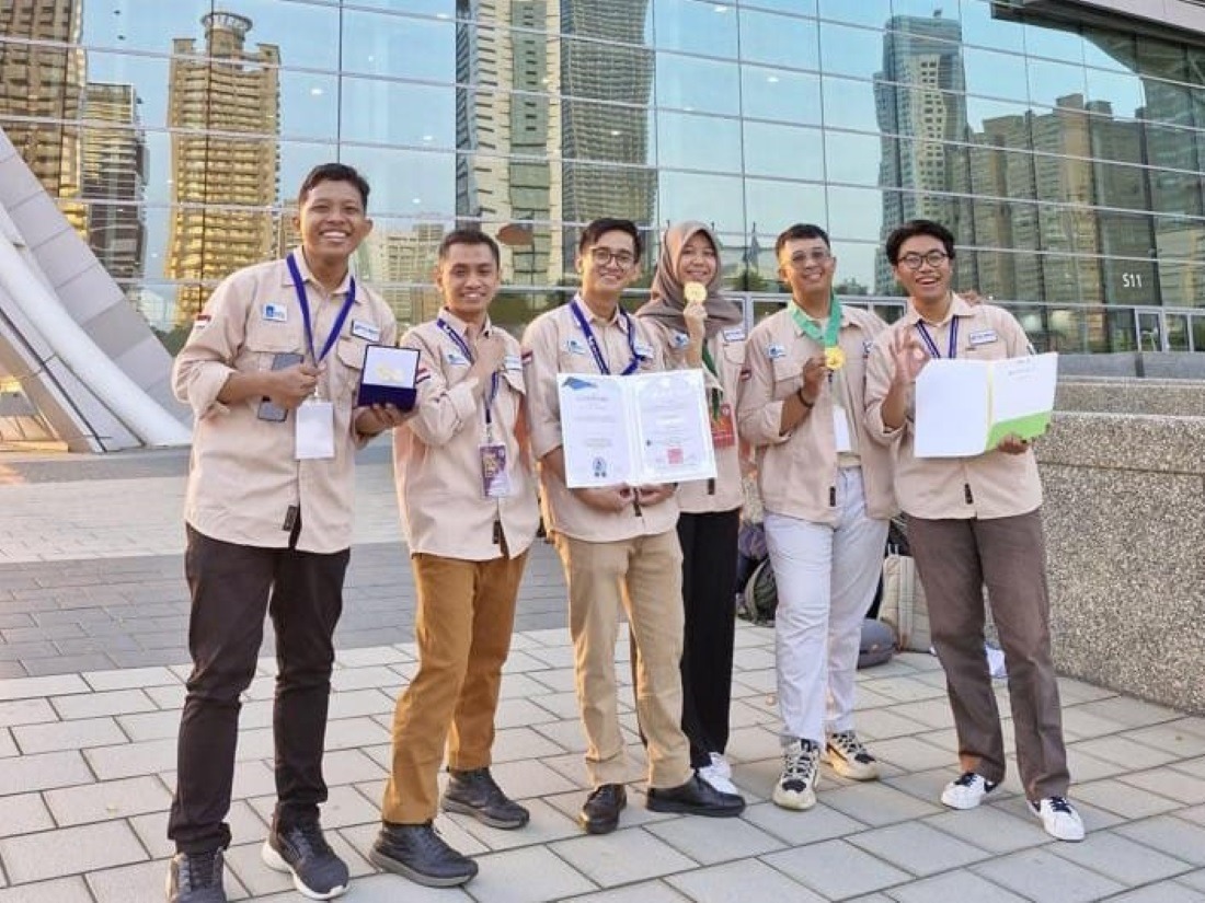 Tim MF Kedaireka ITS x Pelindo TPK menunjukkan penghargaan yang diraih dari inovasi Bandar Safety