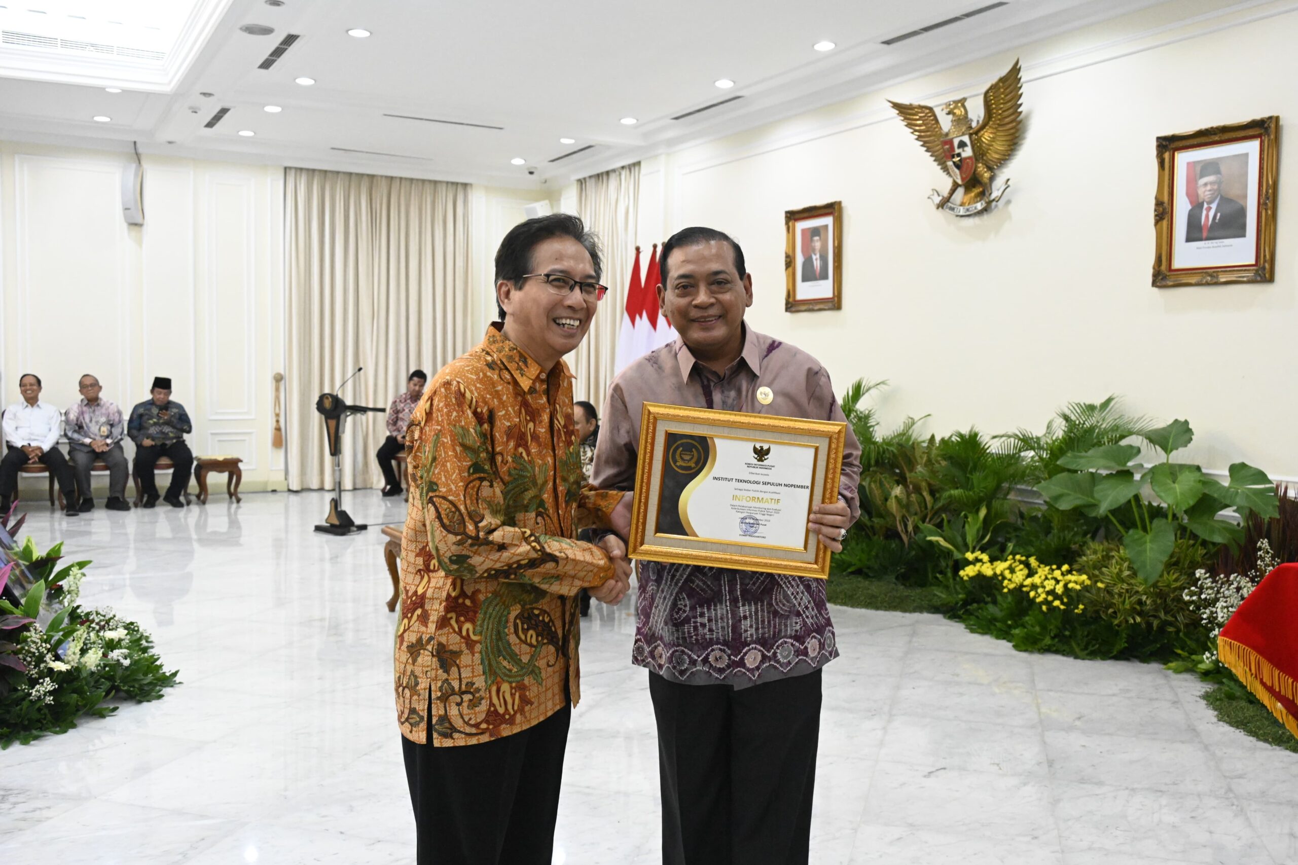 Rektor ITS Prof Dr Ir Mochamad Ashari MEng (kiri) saat menerima piagam sebagai Badan Publik dengan Kualifikasi Informatif dari Ketua KIP Donny Yoesgiantoro di Istana Wakil Presiden RI di Jakarta