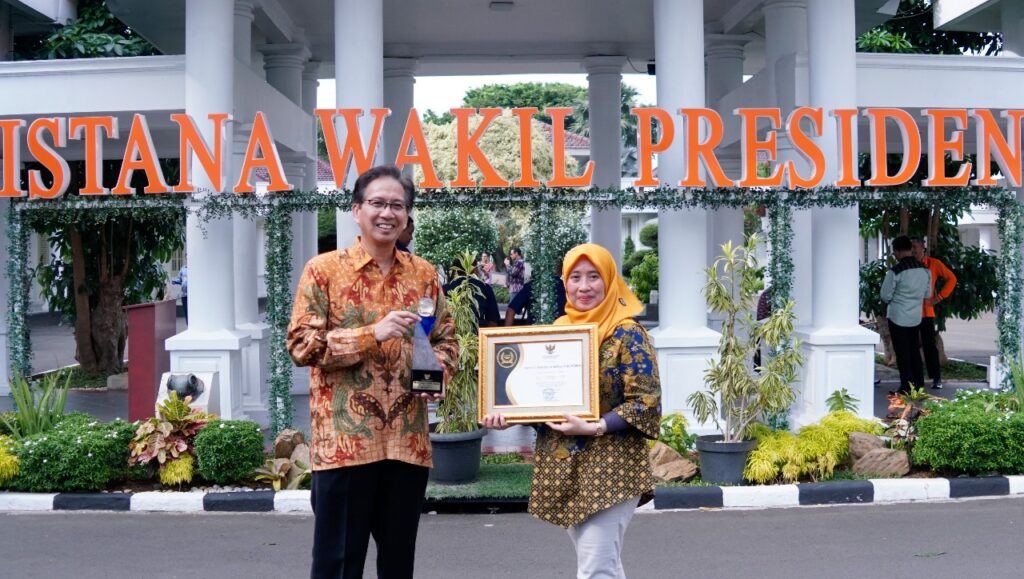 Rektor ITS Prof Dr Ir Mochamad Ashari MEng (kiri) bersama Sekretaris ITS Dr Umi Laili Yuhana SKom MSc di depan Istana Wakil Presiden RI usai meraih penghargaan sebagai Badan Publik Informatif di ajang Anugerah Keterbukaan Informasi Publik 2023